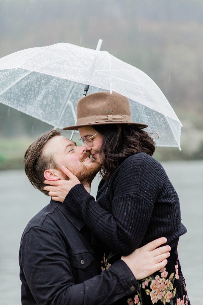 couple kissing government cove oregon