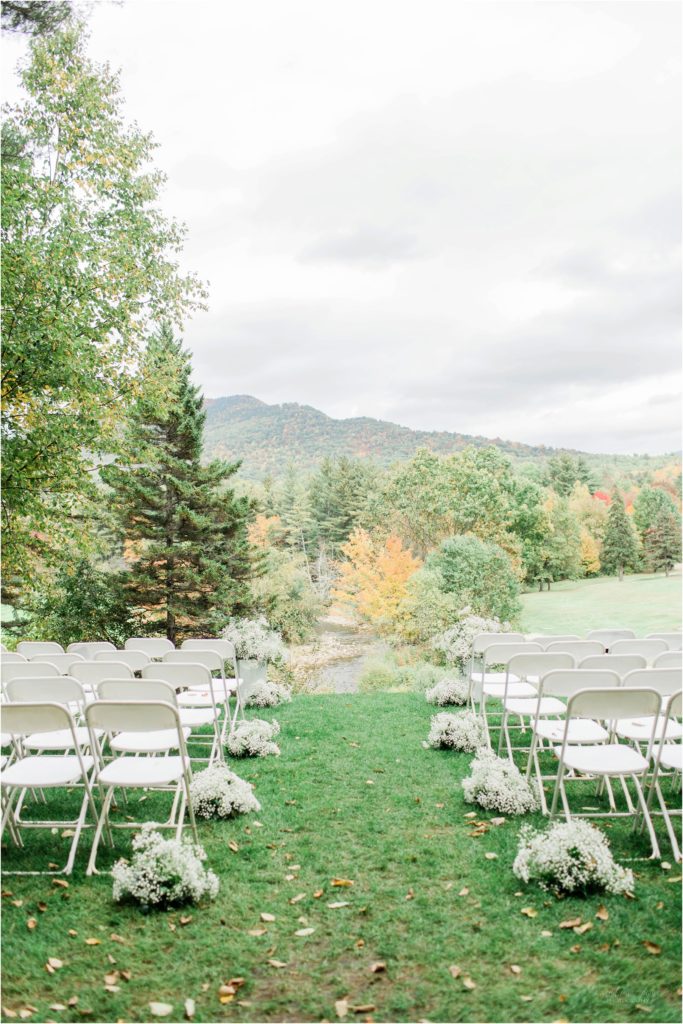 Fall Outdoor Jackson Wedding | New Hampshire Wedding | Classic Fall Wedding at The Eagle Mountain House Jackson Wedding Venue. Check out this black, white & gold wedding with an outdoor ceremony and an indoor reception during peak fall season. #weddingphotography #newhampshirewedding