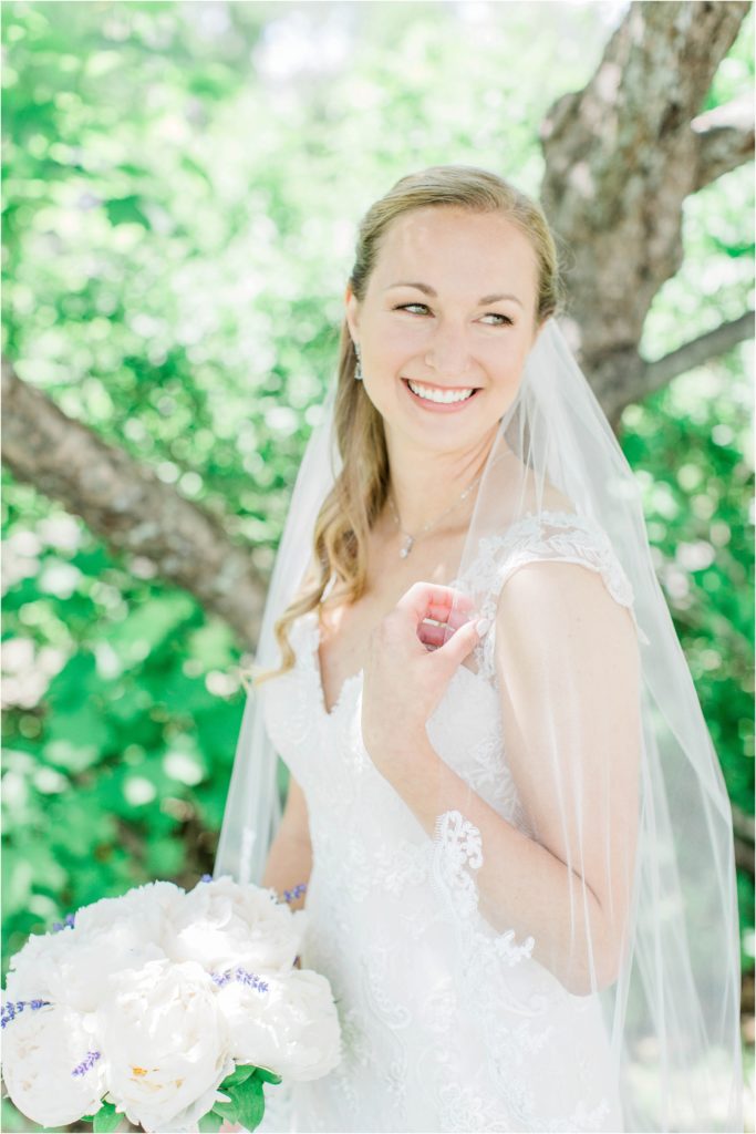 bride with wedding veil and bouquet
